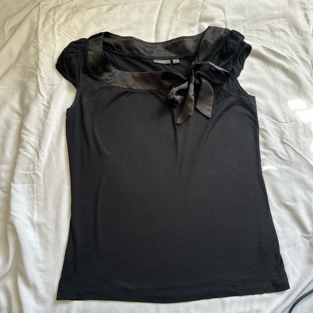 🔔🎉BUNDLE 5 Blouses (Small, Medium and XL) - Picture 2 of 6